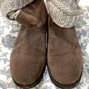 Super cute Muk Luxs sweater ankle boots Size 6